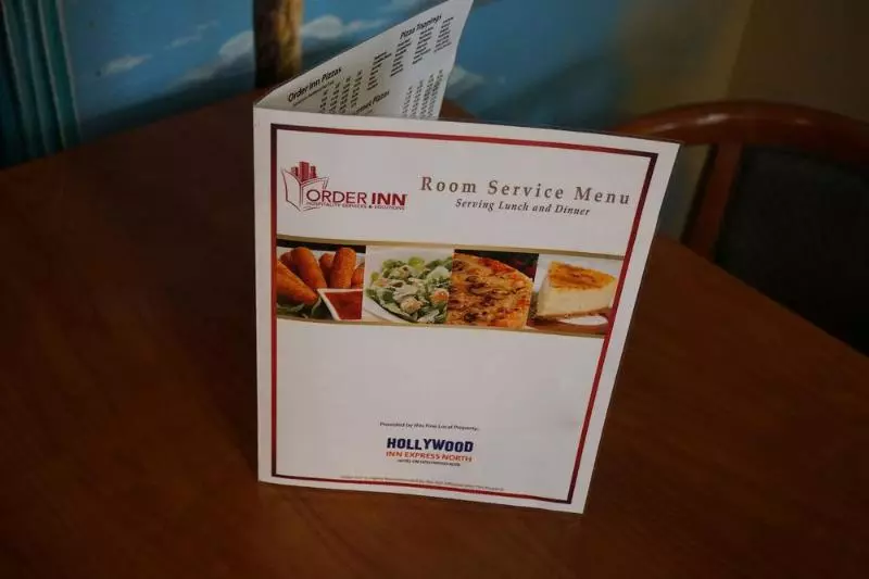 هتل Hollywood Inn Express North