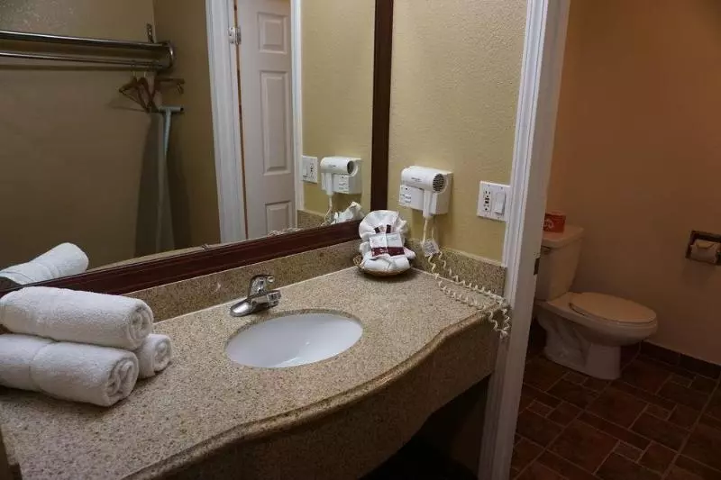 هتل Hollywood Inn Express North