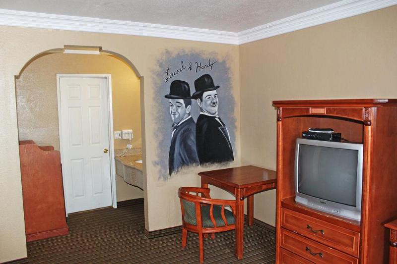 فندق Hollywood Inn Express North