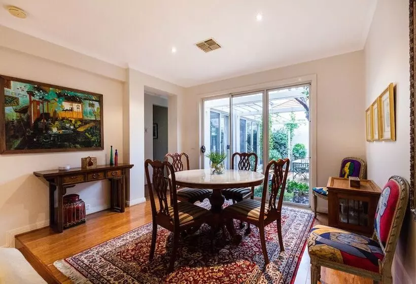 Jasmine, 2bdr Port Melbourne House