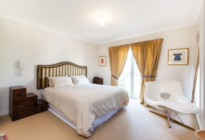 Jasmine, 2bdr Port Melbourne House