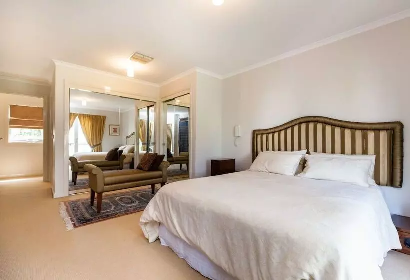 Jasmine, 2bdr Port Melbourne House