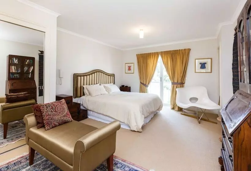 Jasmine, 2bdr Port Melbourne House