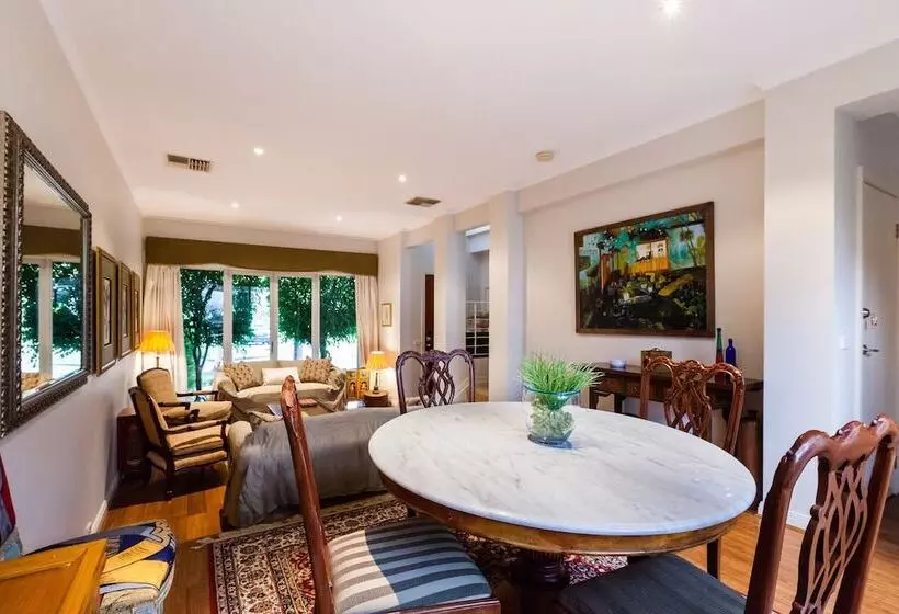 Jasmine, 2bdr Port Melbourne House