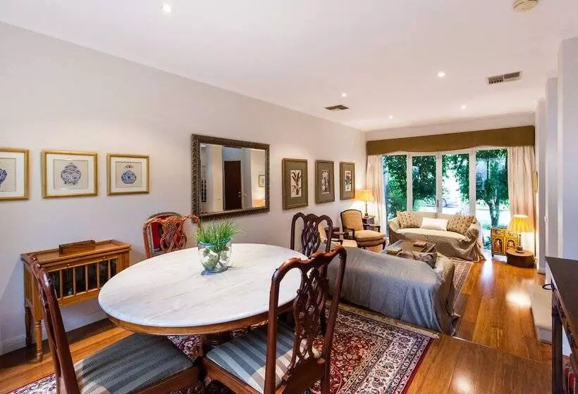 Jasmine, 2bdr Port Melbourne House