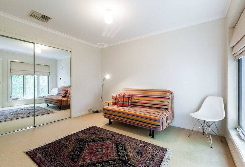 Jasmine, 2bdr Port Melbourne House