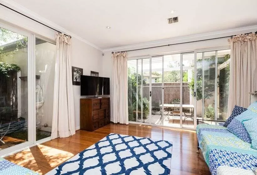 Jasmine, 2bdr Port Melbourne House