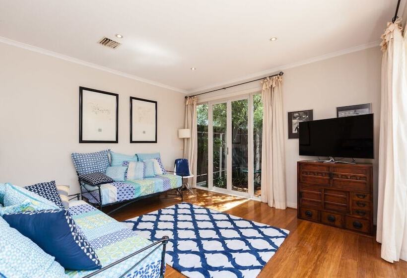 Jasmine, 2bdr Port Melbourne House