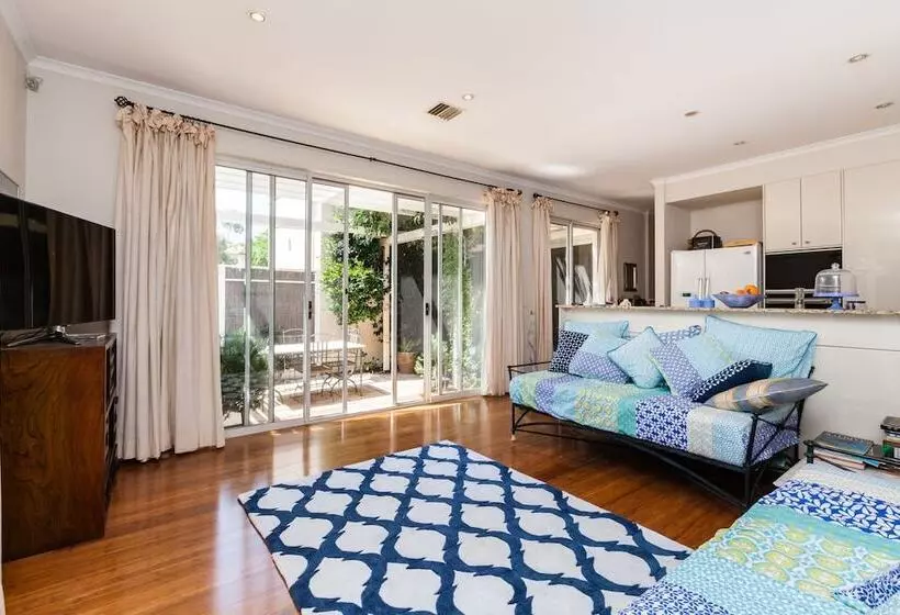 Jasmine, 2bdr Port Melbourne House