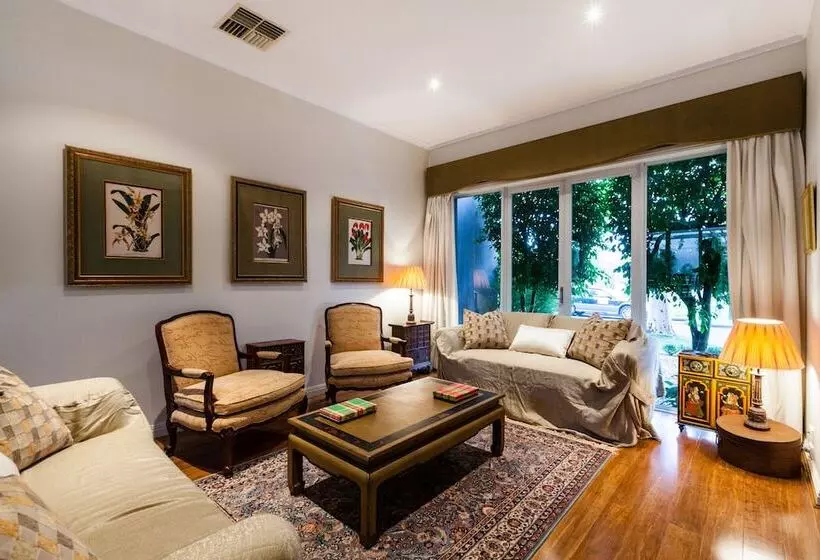 Jasmine, 2bdr Port Melbourne House