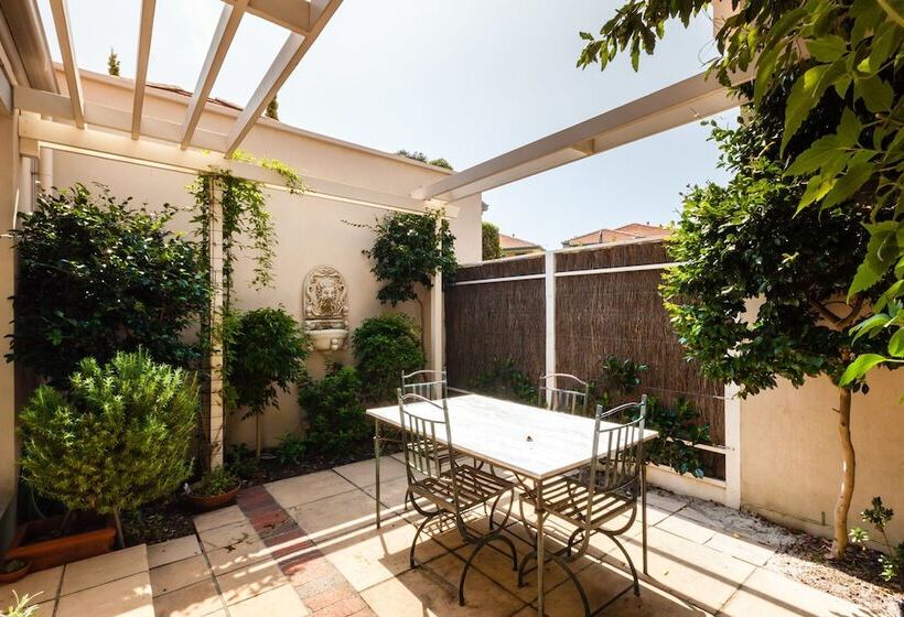 Jasmine, 2bdr Port Melbourne House