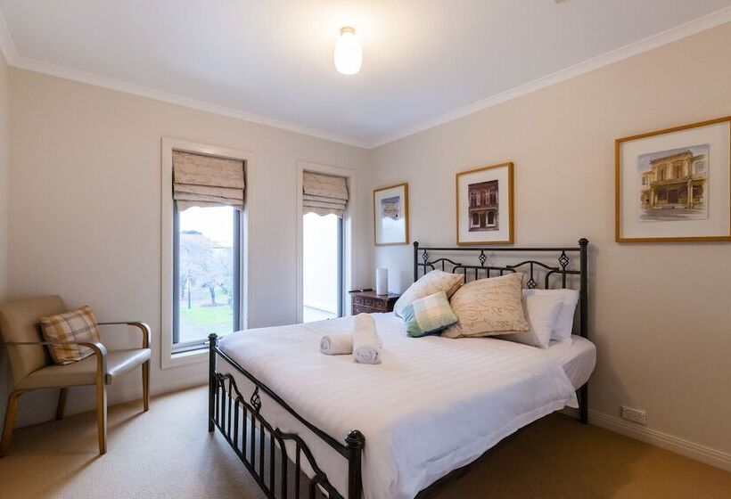 Jasmine, 2bdr Port Melbourne House