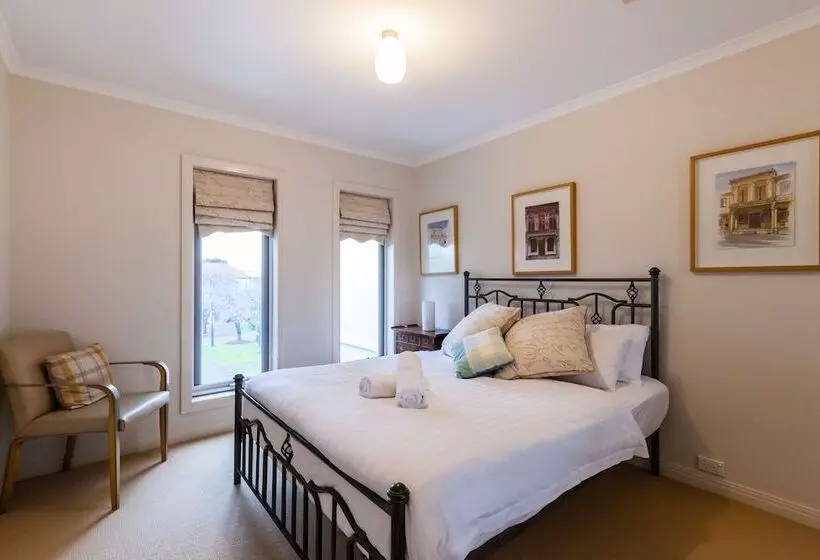 Jasmine, 2bdr Port Melbourne House