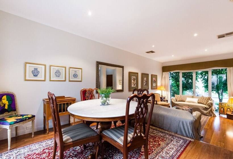 Jasmine, 2bdr Port Melbourne House