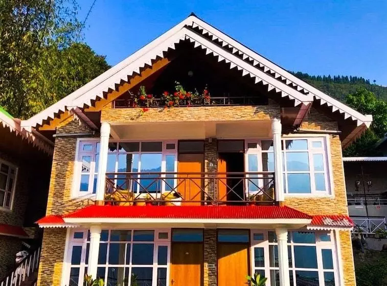 هتل Alpine Village Resort