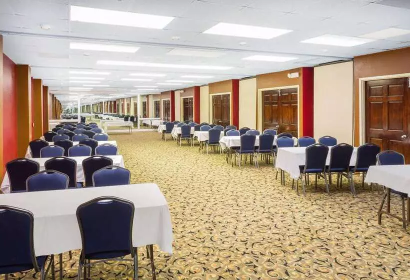 Отель Howard Johnson By Wyndham Williamsburg