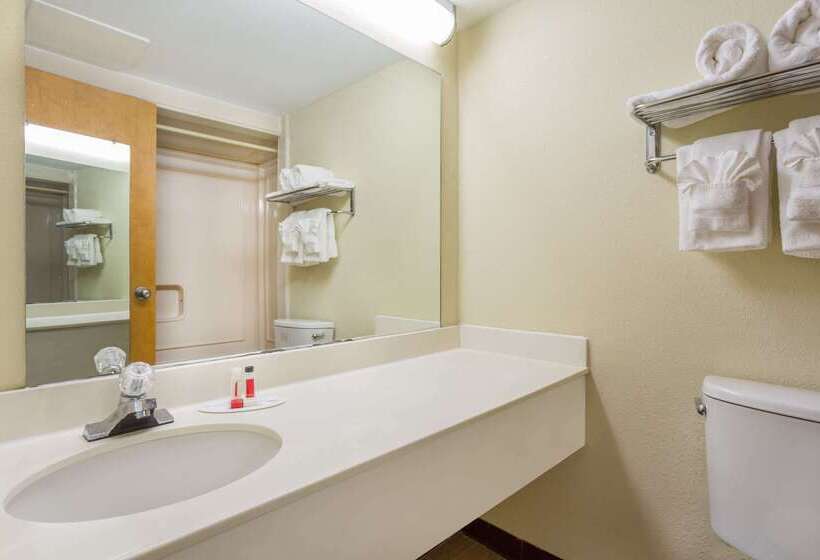 בית מלון כפרי Howard Johnson By Wyndham Williamsburg