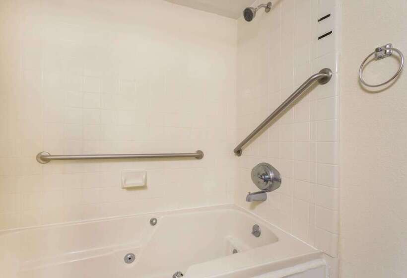 בית מלון כפרי Howard Johnson By Wyndham Williamsburg