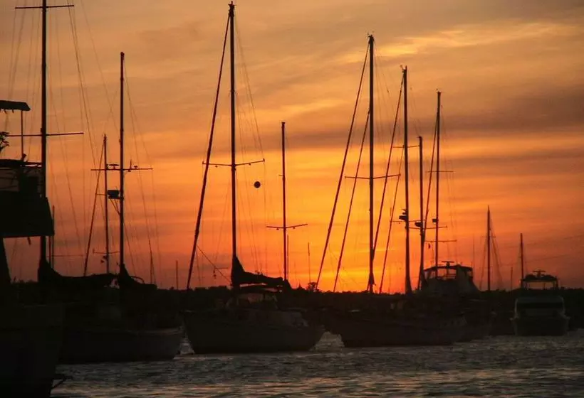 فندق Indian Harbour Beach Inn