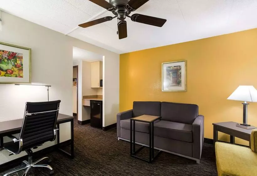 ホテル Quality Suites Milwaukee Airport