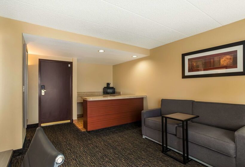 فندق Quality Suites Milwaukee Airport