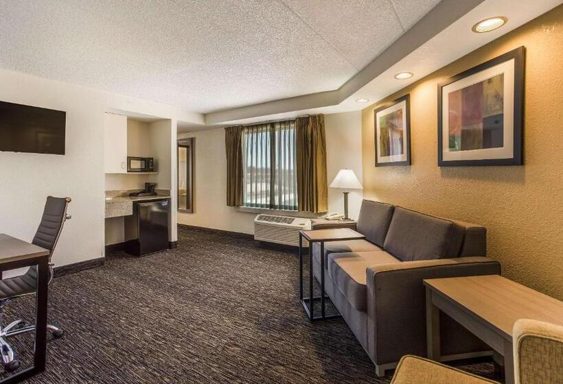 فندق Quality Suites Milwaukee Airport