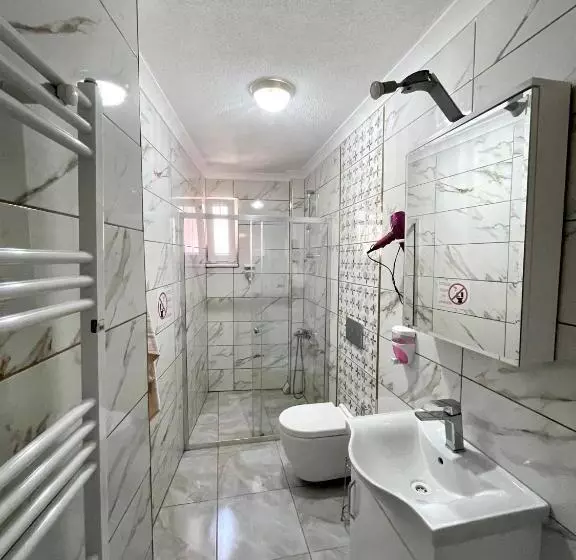 Teki̇nler Otel