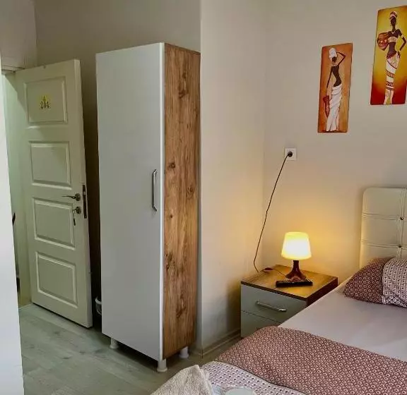 Teki̇nler Otel