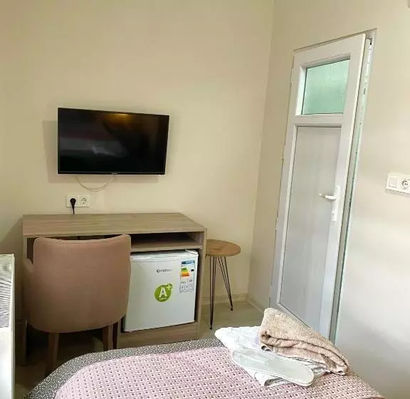 Teki̇nler Otel