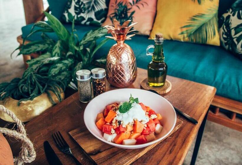 هاستل The Space Jungle Oasis