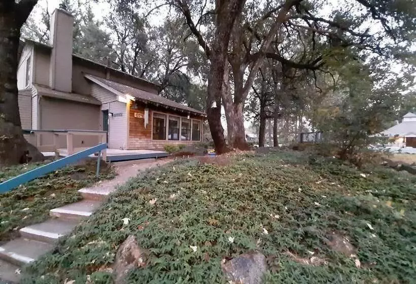 Hotelli Alta Sierra Village Inn