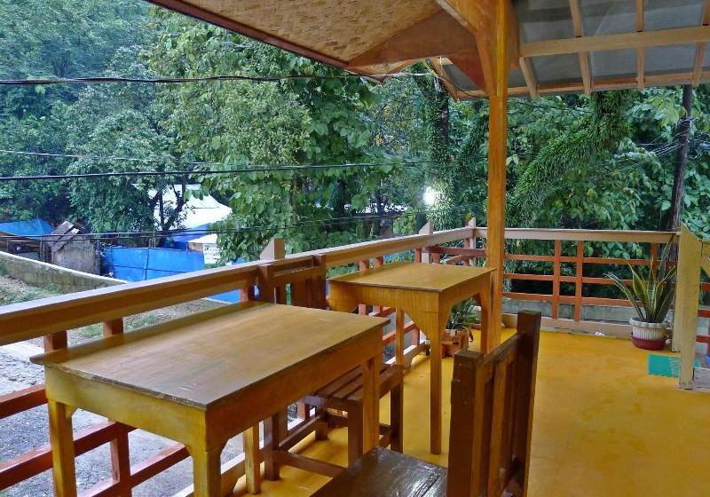 فندق Mochileros Guesthouse