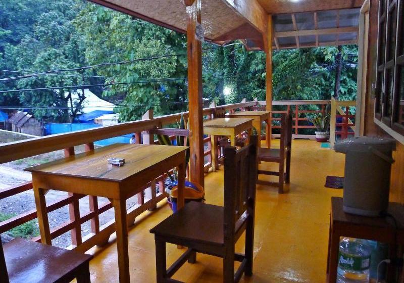 فندق Mochileros Guesthouse