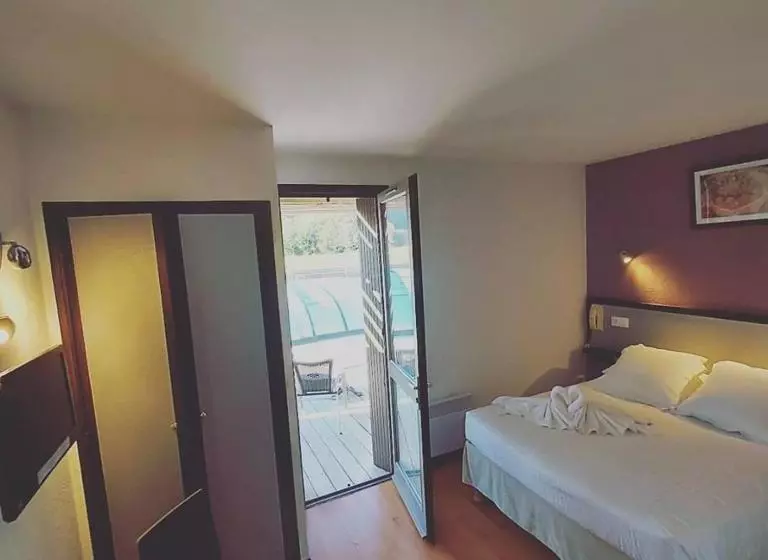 Hotelli Hôtel Les Gabarres