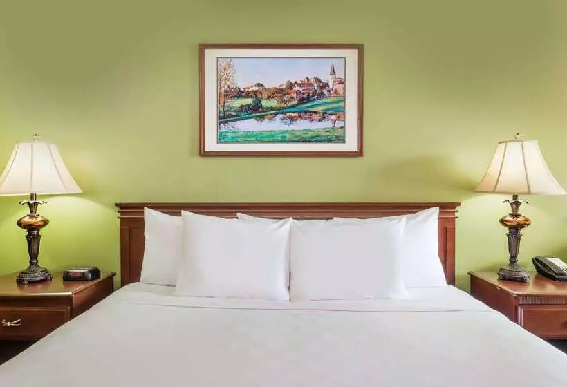 Отель Baymont By Wyndham Waycross