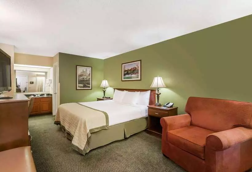 Отель Baymont By Wyndham Waycross