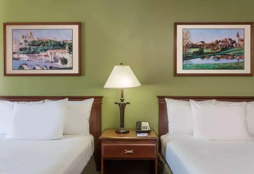 Отель Baymont By Wyndham Waycross