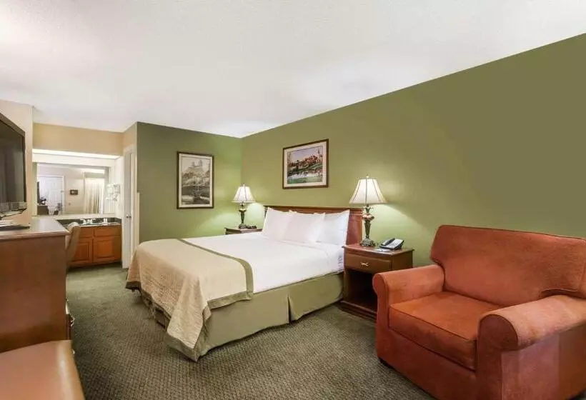 Отель Baymont By Wyndham Waycross