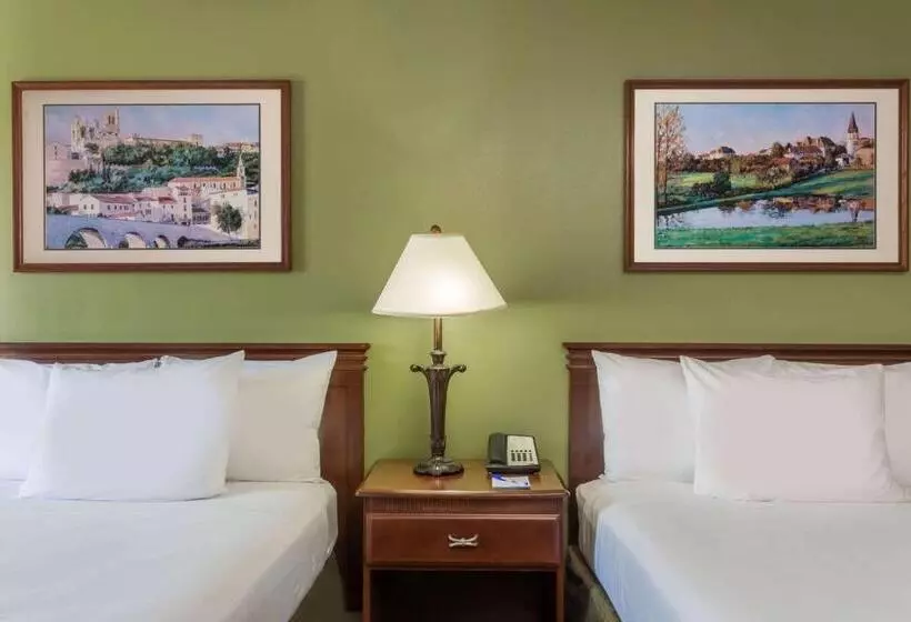 Отель Baymont By Wyndham Waycross