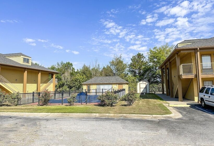 Отель Bonita Lakes Inn By OYO Meridian