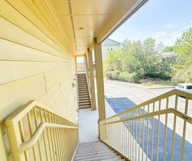 Отель Bonita Lakes Inn By OYO Meridian