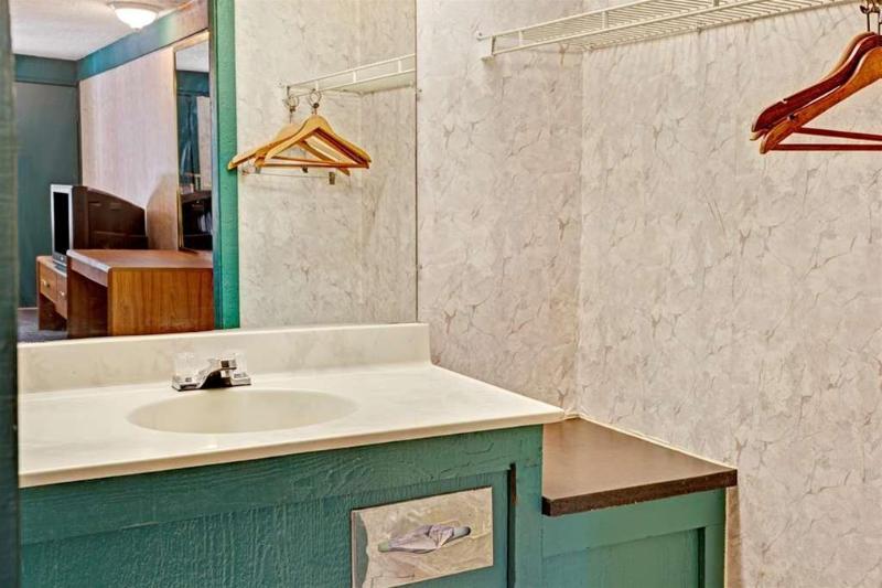 Отель Knights Inn Monroe MI