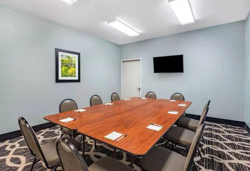 בית מלון כפרי La Quinta By Wyndham Columbus   Edinburgh