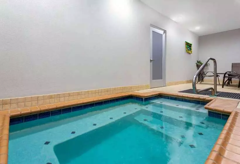 בית מלון כפרי La Quinta By Wyndham Columbus   Edinburgh