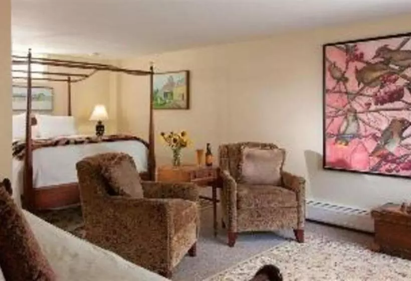 Отель The Inn At Round Barn Farm