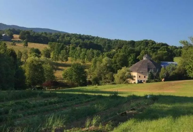 Отель The Inn At Round Barn Farm