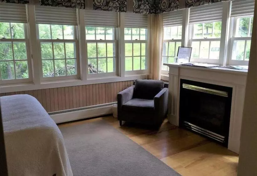 Отель The Inn At Round Barn Farm