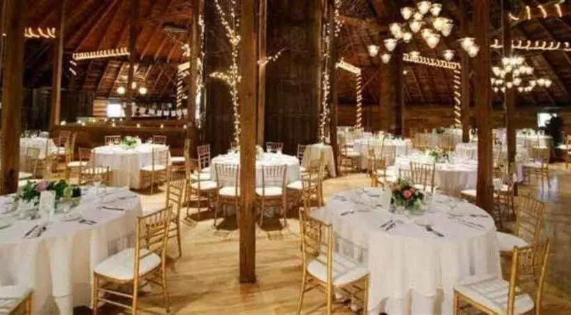 Отель The Inn At Round Barn Farm