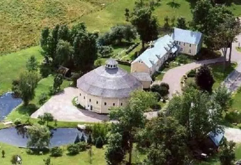 Отель The Inn At Round Barn Farm