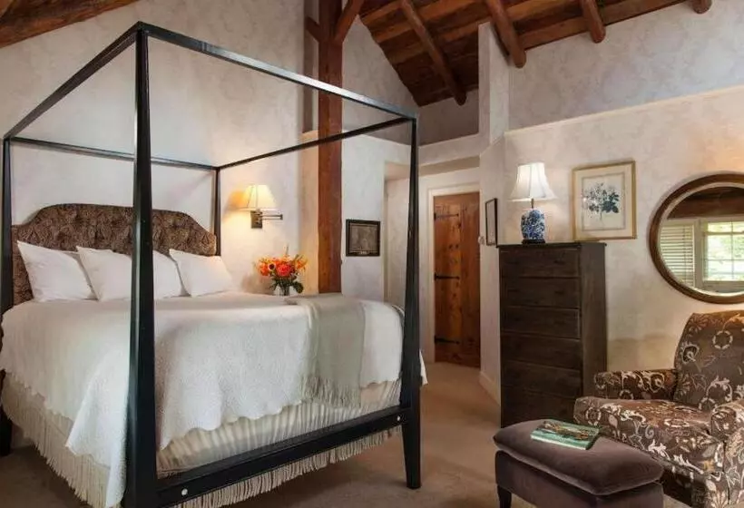 Отель The Inn At Round Barn Farm